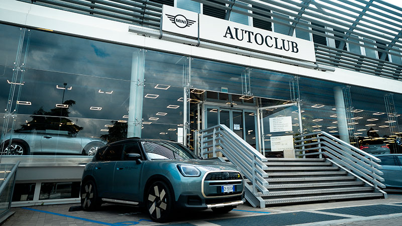 Vediamo un dettaglio della facciata esterna con insegna del partner MINI Autoclub a Modena